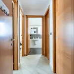 Guesthost - Lovely Flat With Private Parking *