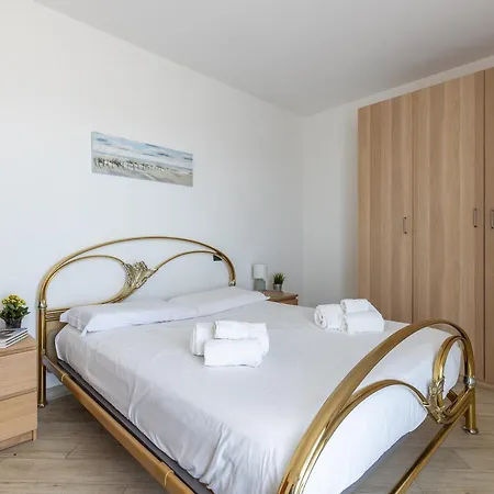 Guesthost - Lovely Flat With Private Parking Lejlighed *