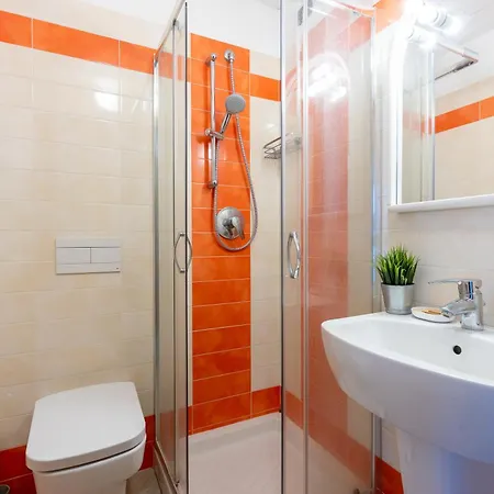 Guesthost - Lovely Flat With Private Parking *