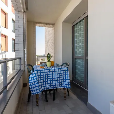 Guesthost - Lovely Flat With Private Parking *