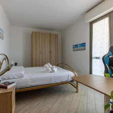 Guesthost - Lovely Flat With Private Parking Lejlighed
