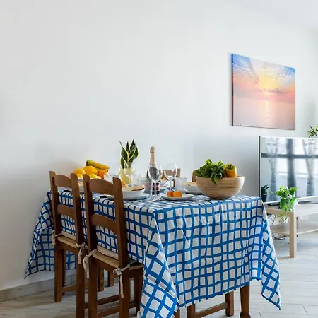 Guesthost - Lovely Flat With Private Parking Lägenhet