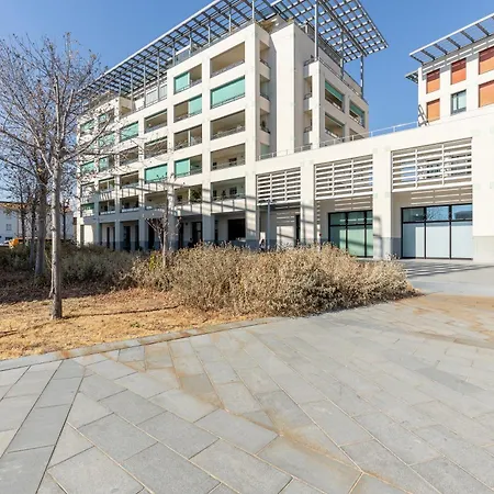Lägenhet Guesthost - Lovely Flat With Private Parking