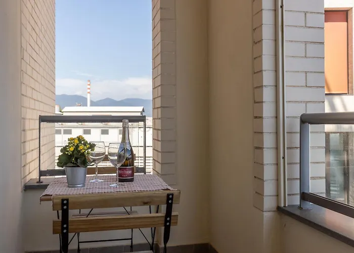 Guesthost - Lovely Flat With Private Parking Lägenhet