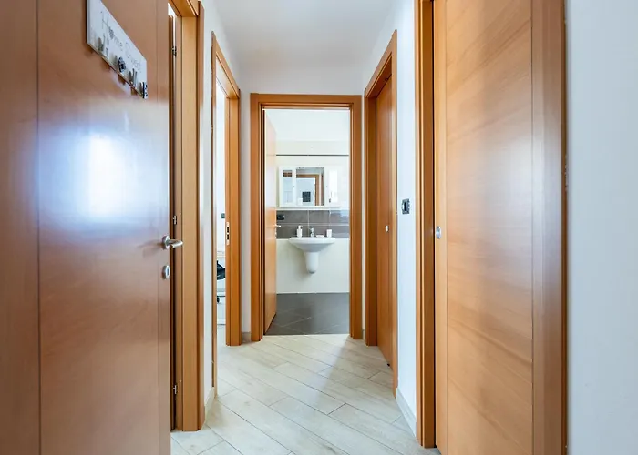 Guesthost - Lovely Flat With Private Parking *