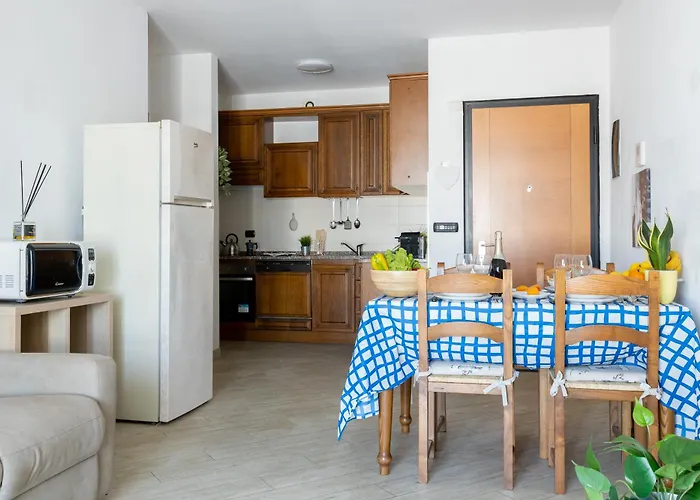 Guesthost - Lovely Flat With Private Parking Lägenhet