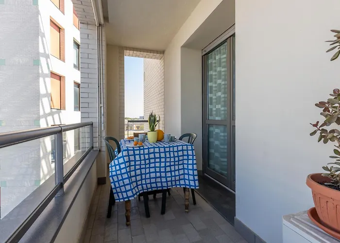 Guesthost - Lovely Flat With Private Parking *