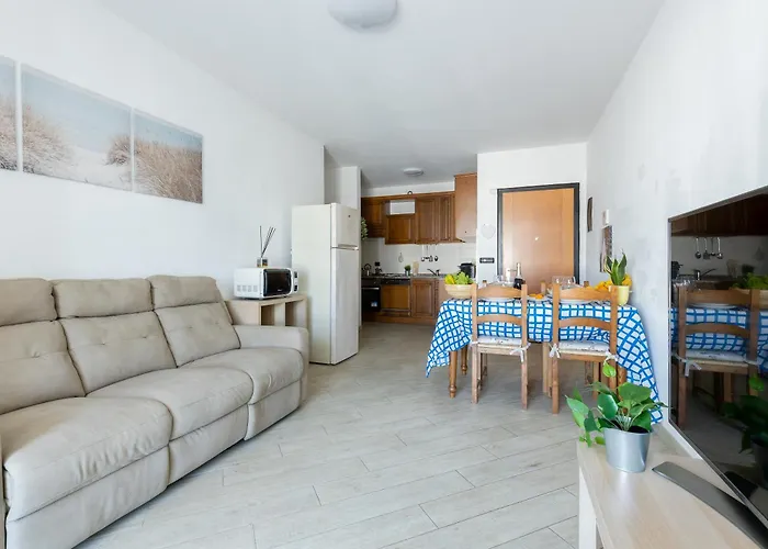 Guesthost - Lovely Flat With Private Parking Lägenhet *