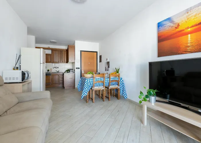Guesthost - Lovely Flat With Private Parking